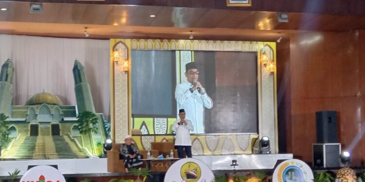 Kepala Staff Kepresidenan, Jenderal TNI (Purn) Moeldoko dalam Festival Al Banjari Masjid di Uniga Malang.