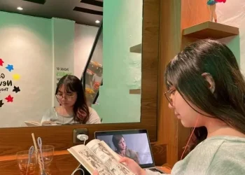 Seseorang Membaca di HD’R Comic Kafé.