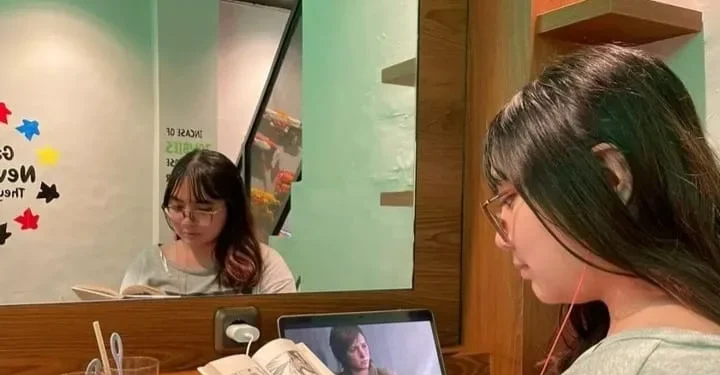 Seseorang Membaca di HD’R Comic Kafé.