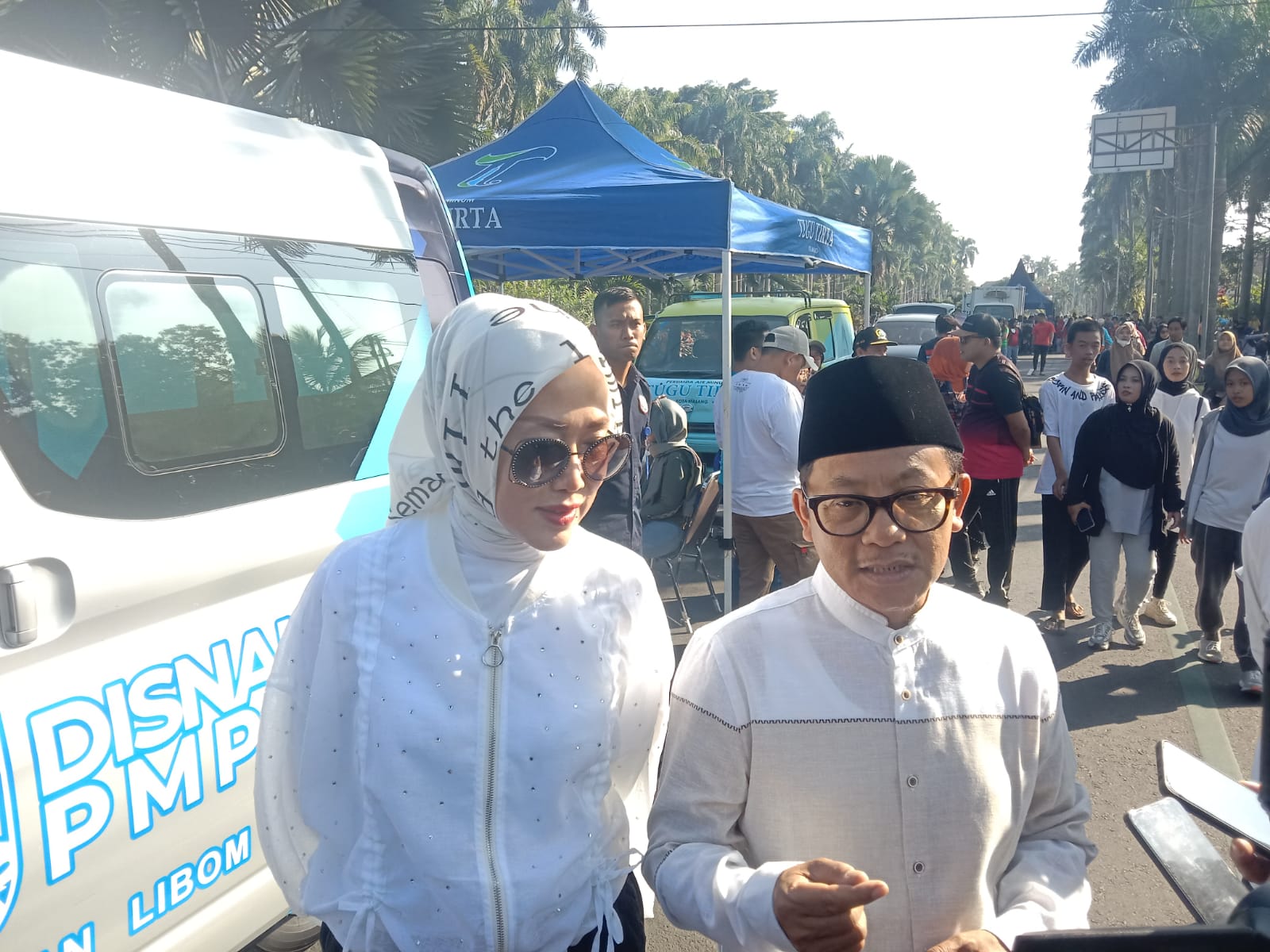 Wali Kota Malang, Sutiaji, bersama istri, Widayati Sutiaji, saat Car Free Day. 