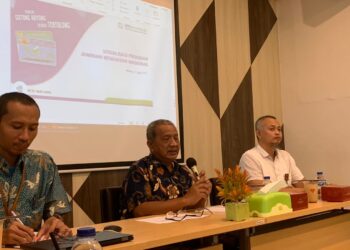 Kepala BPJS Kesehatan Cabang Malang dr Roni Kurnia Hadi Permana MMRS AAK (tengah).