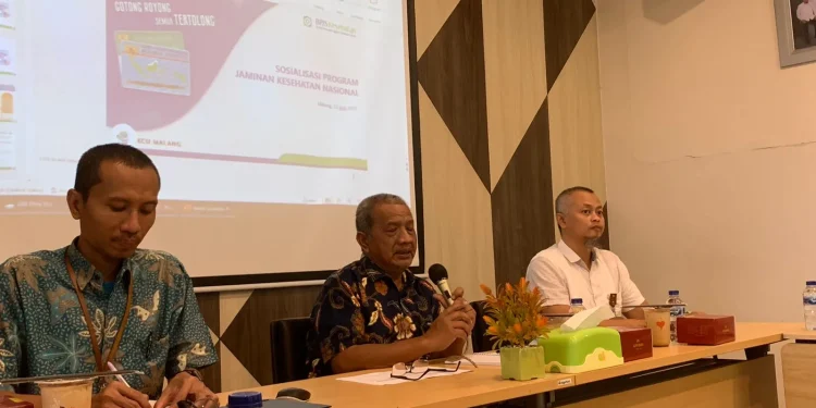 Kepala BPJS Kesehatan Cabang Malang dr Roni Kurnia Hadi Permana MMRS AAK (tengah).