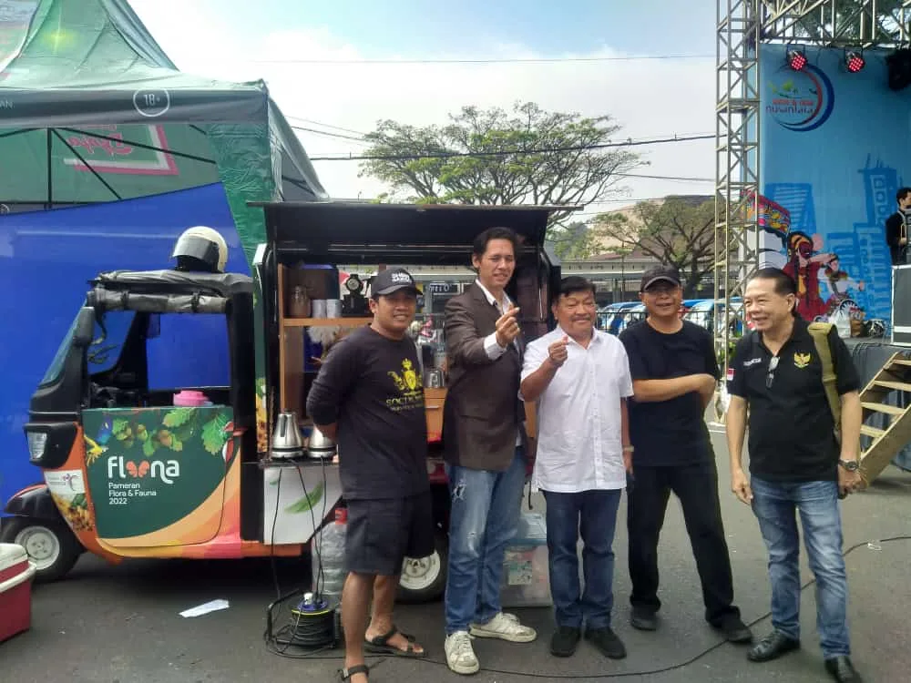 Anggota Komisi XI Fraksi PDI Perjuangan DPR RI, Ir Andreas Eddy Susetyo (baju putih) dalam stan kopi gratis bertajuk Berbagi Rasa Kopi Nusantara dalam event 'Iki Malang Ker'.