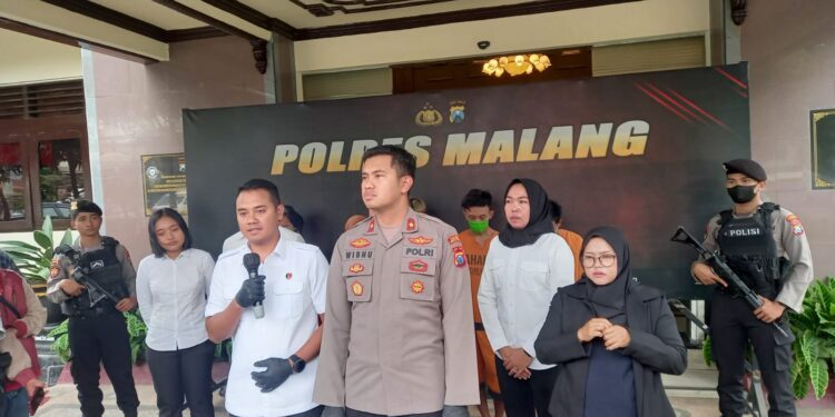 Kasatresrkim Polres Malang, Iptu Wahyu Rizki Saputro saat memberikan keterangan pada pers.