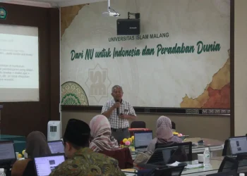 Prof Dr Sa’dun Akbar M.Pd, saat menyampaikan materi di acara workshop penyusunan buku ajar FAI Unisma.