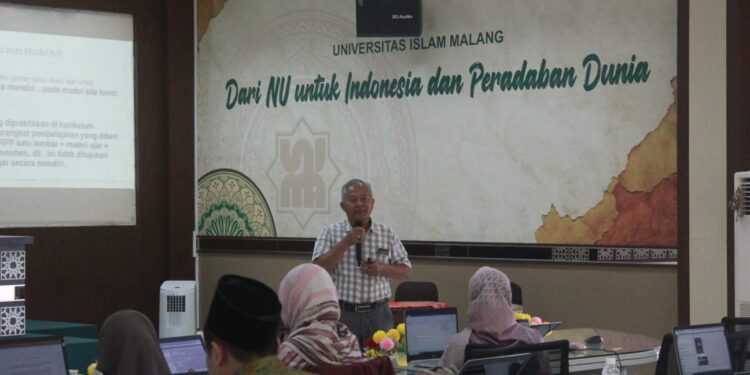 Prof Dr Sa’dun Akbar M.Pd, saat menyampaikan materi di acara workshop penyusunan buku ajar FAI Unisma.