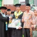 Rektor Unisma, Prof Dr Maskuri (kiri), saat memberikan cindera mata kepada wisudawan terbaik.