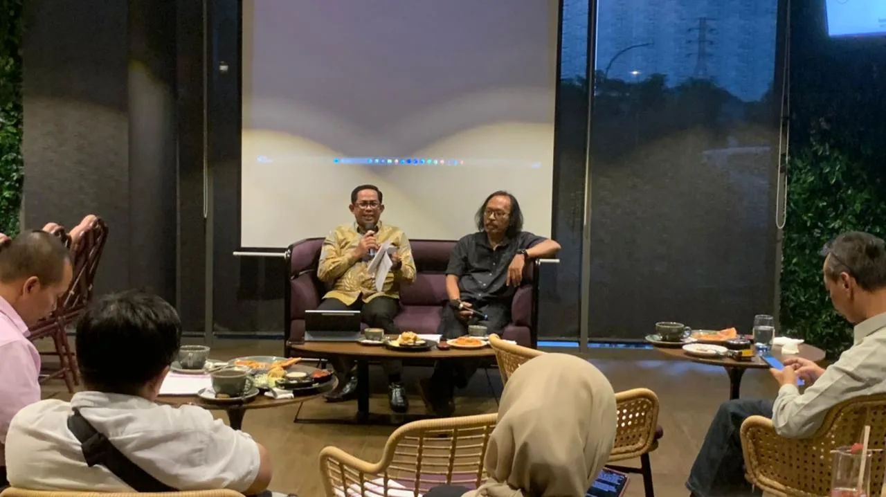 Kepala OJk Malang, Sugiarto Kasmuri (kiri) saat memaparkan materi