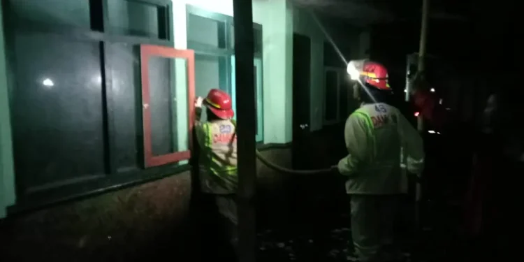 Petugas melakukan penanggulangan di gudang SD Sunan Kalijaga.