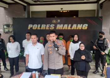 Wakapolres Malang, Kompol Wisnu S Kuncoro saat memberikan keterangan pada pers