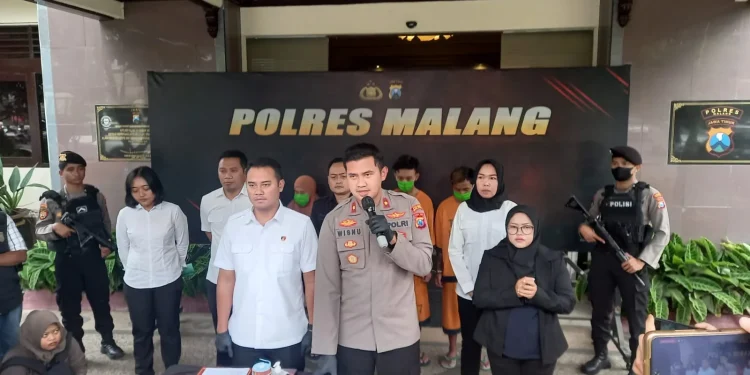 Wakapolres Malang, Kompol Wisnu S Kuncoro saat memberikan keterangan pada pers