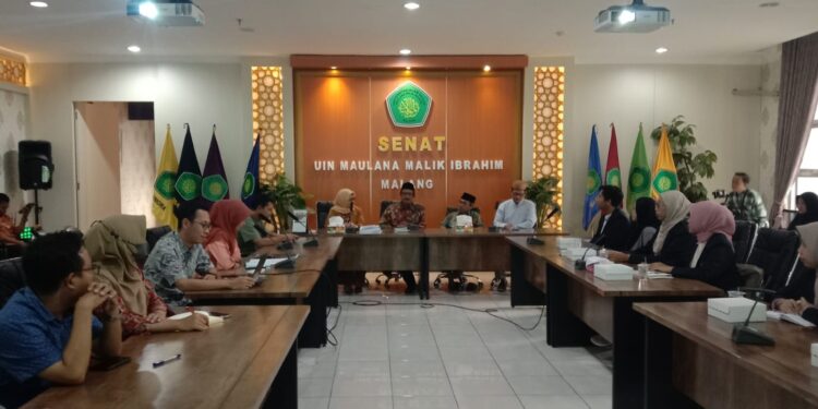 Rektor UIN Malang, Prof Zainuddin memberikan pengarahan pada 20 peserta yang lolos seleksi program Student Exchange 2023.