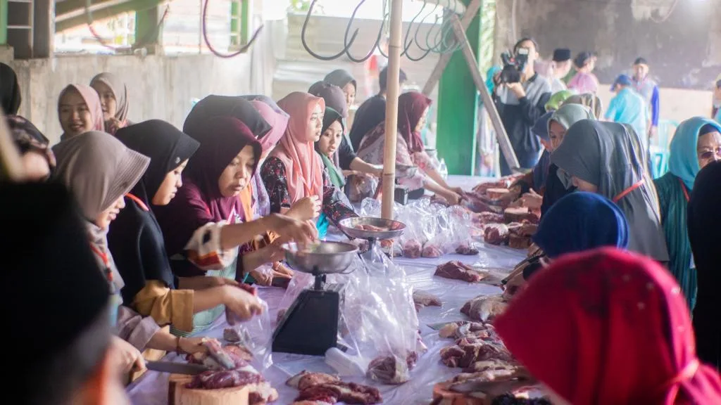 Unisma Malang turut menyalurkan bantuan hewan kurban di beberapa titik lokasi.