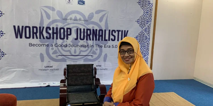 Siti Annijat dalam sebuah workshop yang digelar oleh Teman Aksara dan Pesantren Darun Nun.