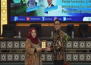 Pemberian cindera mata oleh Dekan FEB Unisma, Nur Diana SE MSi, pada Jefry Hendrik, Direktur Pengembangan PT BEI.