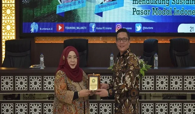 Pemberian cindera mata oleh Dekan FEB Unisma, Nur Diana SE MSi, pada Jefry Hendrik, Direktur Pengembangan PT BEI.