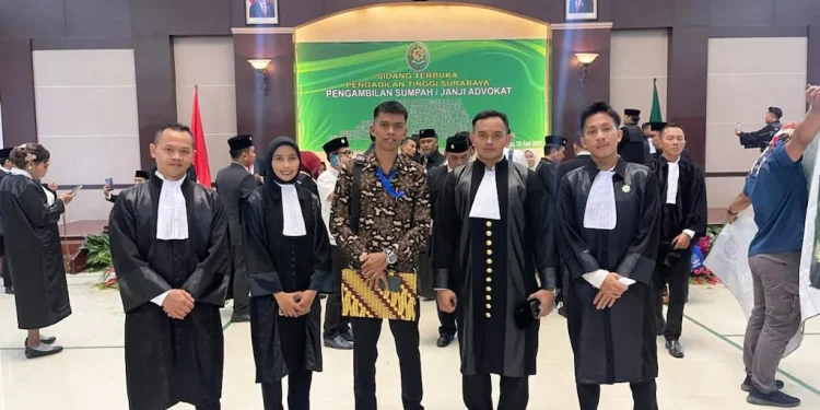 Empat alumni FH Unikama usai pengambilan sumpah/Janji Advokat.