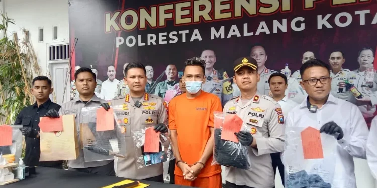 Polresta Malang Kota mengungkap kasus pembunuhan pria di Jembatan Araya Kota Malang.