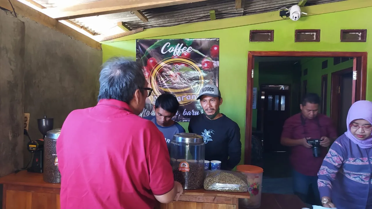 Siswanto (kaos hitam), menjadi salah satu pelaku UMKM binaan PJT I yang bangkit dan sukses mengembangkan usaha pengolahan biji kopinya.