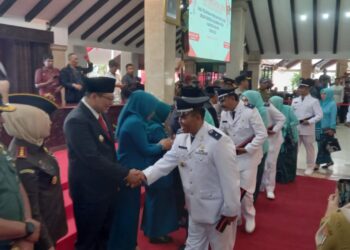 Jajaran Forkopimda Kabupaten Malang memberi selamat kepada para kades terpilih.
