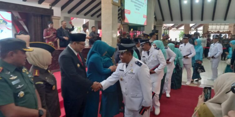 Jajaran Forkopimda Kabupaten Malang memberi selamat kepada para kades terpilih.