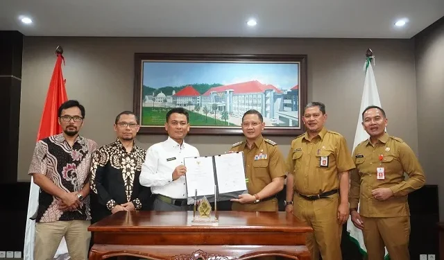 Penandatanganan MoU antara Pemkot Batu dan Badan Informasi Geospasial tentang pemanfaatan data dan informasi geospasial guna perencanaan RTRW Kota Batu yang lebih baik, Selasa (13/6/2023).