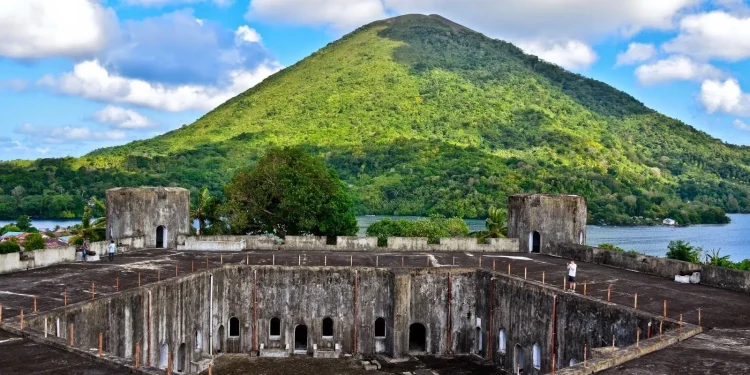 Benteng Belgica dan Gunung Api, Banda Neira, Maluku Tengah.