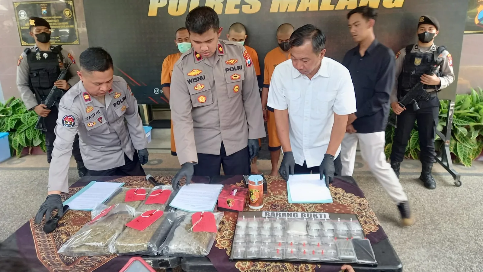Barang bukti berupa ganja seberat 6,5 kilogram dan sabu-sabu seberat 212,3 gram.