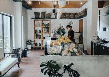 Simetri Coffee Roasters, kini hadir di Malang yang dapat menjadi pilihan tepat bagi sensasi hangout maupun work from cafe (WFC) dengan suasana yang homey dan cozy