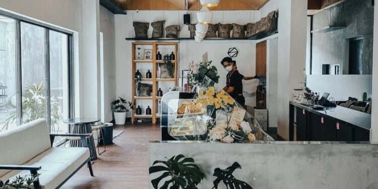 Simetri Coffee Roasters, kini hadir di Malang yang dapat menjadi pilihan tepat bagi sensasi hangout maupun work from cafe (WFC) dengan suasana yang homey dan cozy