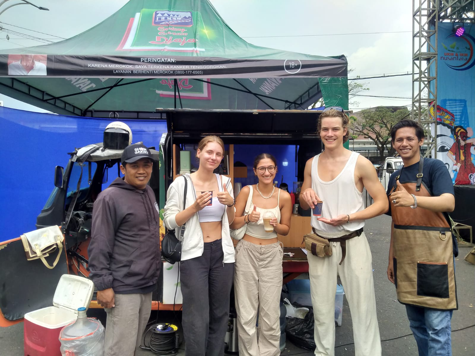 Pengunjung manca negara mampir di stan kopi gratis bertajuk Berbagi Rasa Kopi Nusantara dalam event 'Iki Malang Ker'. 