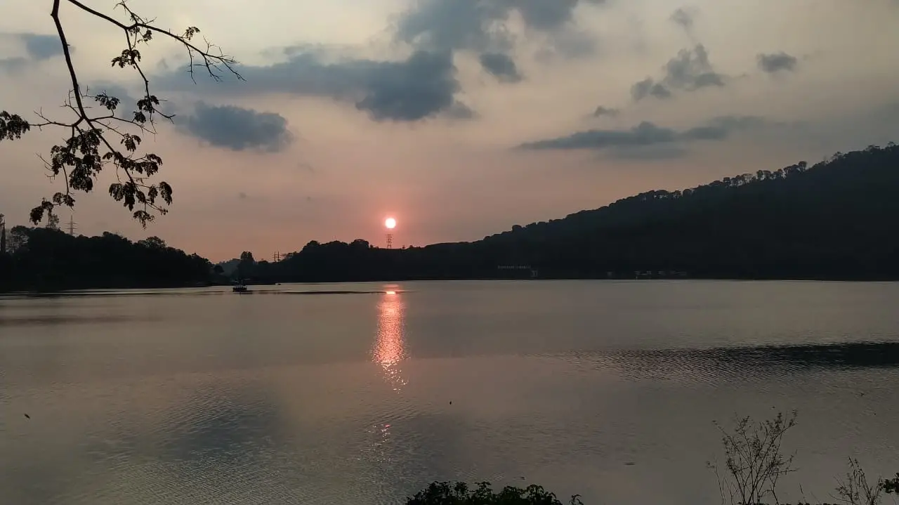 Suasana keindahan pemandangan saat matahari tenggelam di Waduk Selorejo, Kecamatan Ngantang, Kabupaten Malang.