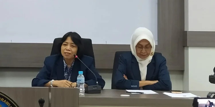 Prof Dr Ir Sri Rahayu Utami M.Sc (kiri) profesor di bidang Ilmu Geokimia Tanah dan Prof. Dr. Ir. Retno Dyah Puspitarini, M.S (kanan) profesor di bidang ilmu yang langka yaitu Ilmu Akarologi.