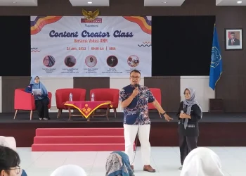 Peserta asyik berdiskusi dengan pemateri video bersama Kepala Divisi Konten Kreatif Humas UMM, Rahadi dalam sesi Content Creator Class yang digelar Vokasi UMM, Rabu (21/6/2023).