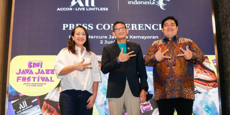 Kiri-kanan: Dewi Gontha, President Director PT Java Festival Production, Menteri Pariwisata dan Ekonomi Kreatif Indonesia, Sandiaga Uno, dan Adi Satria, Senior Vice President Operations and Government Relations, Accor Indonesia and Malaysia.