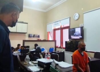 Pelaku pencurian grill penutup saluran drainase yang meresahkan di Kota Batu, Jawa Timur saat diinterogasi polisi, Sabtu (24/6/2023).