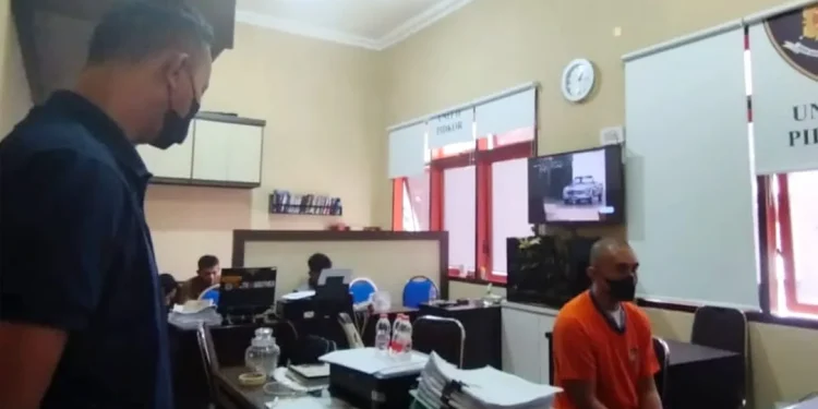 Pelaku pencurian grill penutup saluran drainase yang meresahkan di Kota Batu, Jawa Timur saat diinterogasi polisi, Sabtu (24/6/2023).