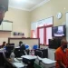 Pelaku pencurian grill penutup saluran drainase yang meresahkan di Kota Batu, Jawa Timur saat diinterogasi polisi, Sabtu (24/6/2023).
