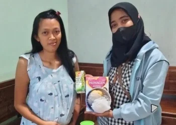 Pihak PNM memberikan paket gizi pada warga di Wagir untuk menekan angka stunting.