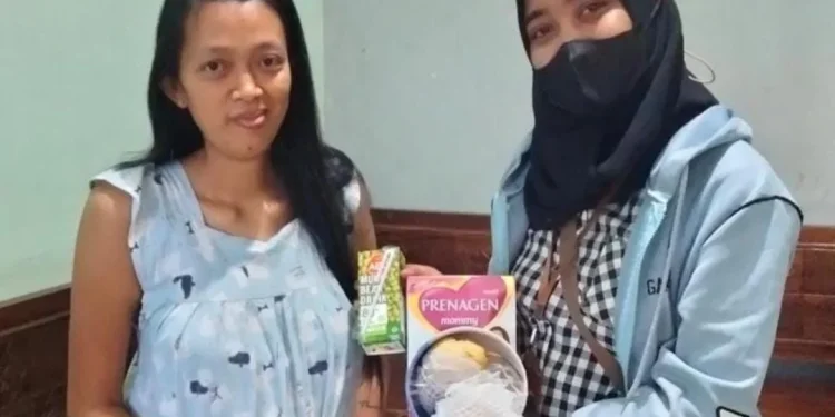 Pihak PNM memberikan paket gizi pada warga di Wagir untuk menekan angka stunting.