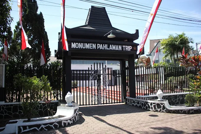 Patung Trip berupa dua orang pelajar yang memanggul senjata di ujung jalan Pahlawan Trip.