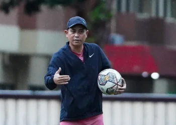 Pelatih Kepala Arema FC, Joko Susilo dalam sesi latihan tim Singo Edan.