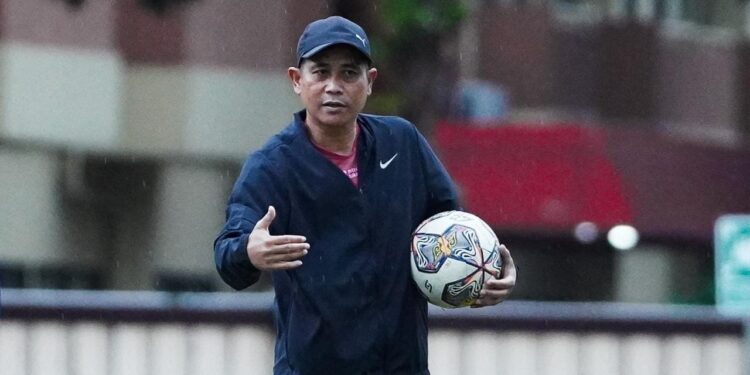 Pelatih Kepala Arema FC, Joko Susilo dalam sesi latihan tim Singo Edan.