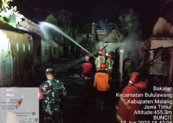 Petugas melakukan upaya pemadaman di dua rumah yang dibakar di Bululawang. Foto: Damkar Kabupaten Malang
