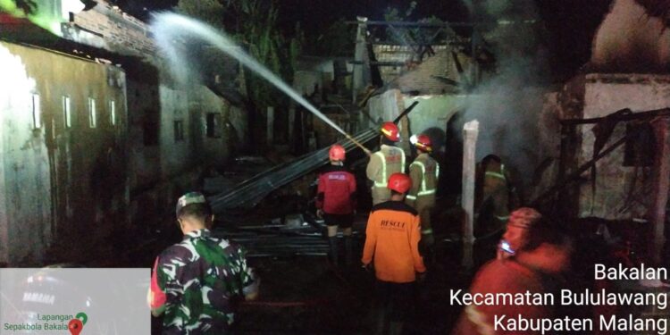 Petugas melakukan upaya pemadaman di dua rumah yang dibakar di Bululawang. Foto: Damkar Kabupaten Malang