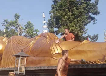 jelang waisak, Ritual pembersihan patung Budha Tidur