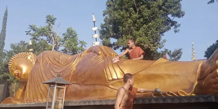 jelang waisak, Ritual pembersihan patung Budha Tidur