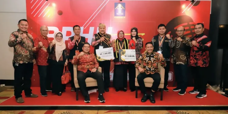 kades di Kabupaten Malang terima penghargaan.