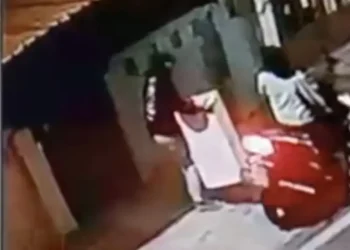 sejoli tertangkap cctv embat kotak amal masjid.