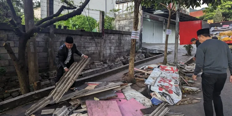 Pj Wali Kota Batu Aries Agung Paewai saat ikut melakukan pengambilan sampah bersama petugas DLH Kota Batu. Foto: Prokopim KWB